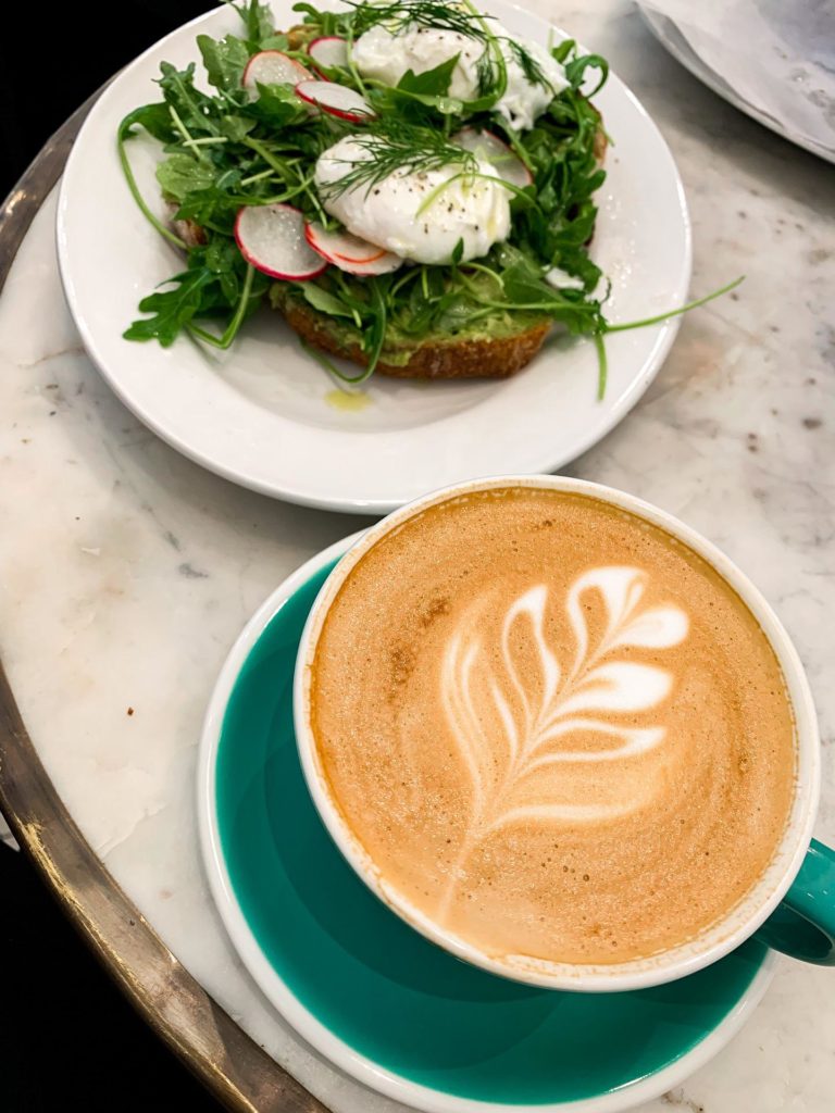 Cappuccino et avocat toast - That girl