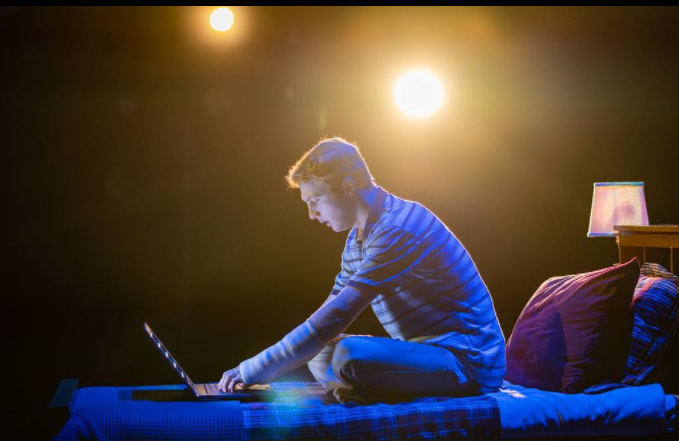 Sam tutty (Evan Hansen) sur le lit de la première scène du show.