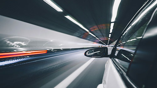 voiture qui est en train de rouler. Une voiture 100% autonome.