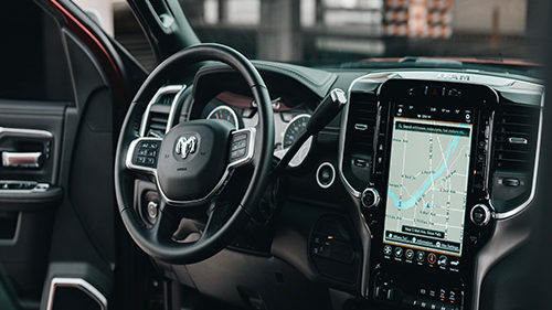 voiture avec tableau de bord tactile, soit une voiture connectée. Une voiture plus autonome.