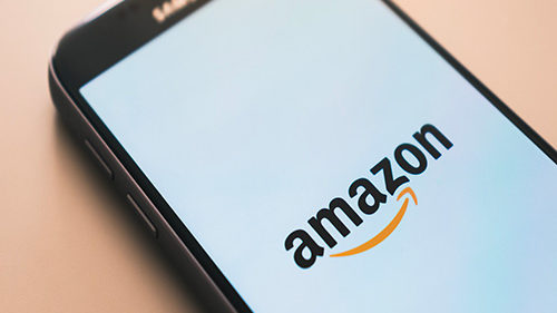 sur écran de téléphone le logo de Amazon