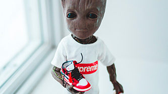 personnage de film qui porte des chaussures Nike et un sac Suprême. Collaboration de la marque à succès