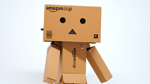 personnage en carton de Amazon