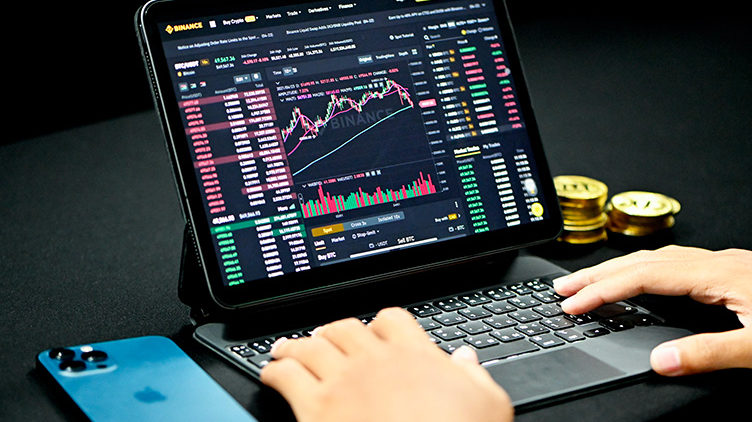 Cryptomonainn, blockchain. Une personne qui est en train de regarder la fluctuation de Bitcoin.