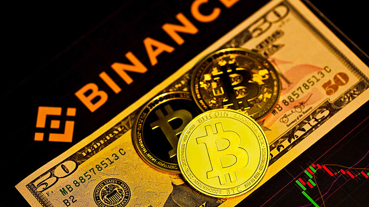 Billet de banque et monnaie bitcoin. La cryptommonaie va remplacer la banque peut-être remplacer la banque actuelle