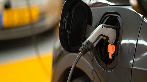 voiture qui est en train de recharger. Pense à l'environnement avec des voiture électrique qui se développe.
