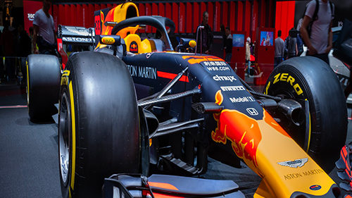 voiture de formule 1 avec dessus le logo Red Bull, sports extrêmes, milieu sportif