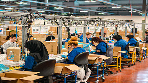 personnes travaillant dans des usines de fast fashion ce qui cause des conséquences sanitaires et sociales