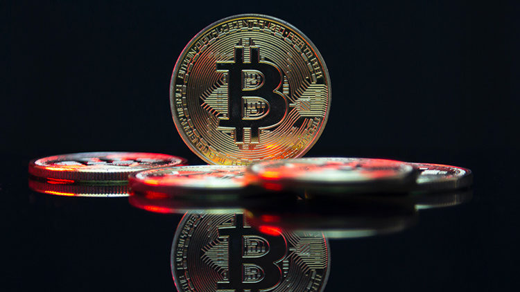 Cryptomonnaie, pièces de bitcoin, blockchain. Volatilité de monnaie
